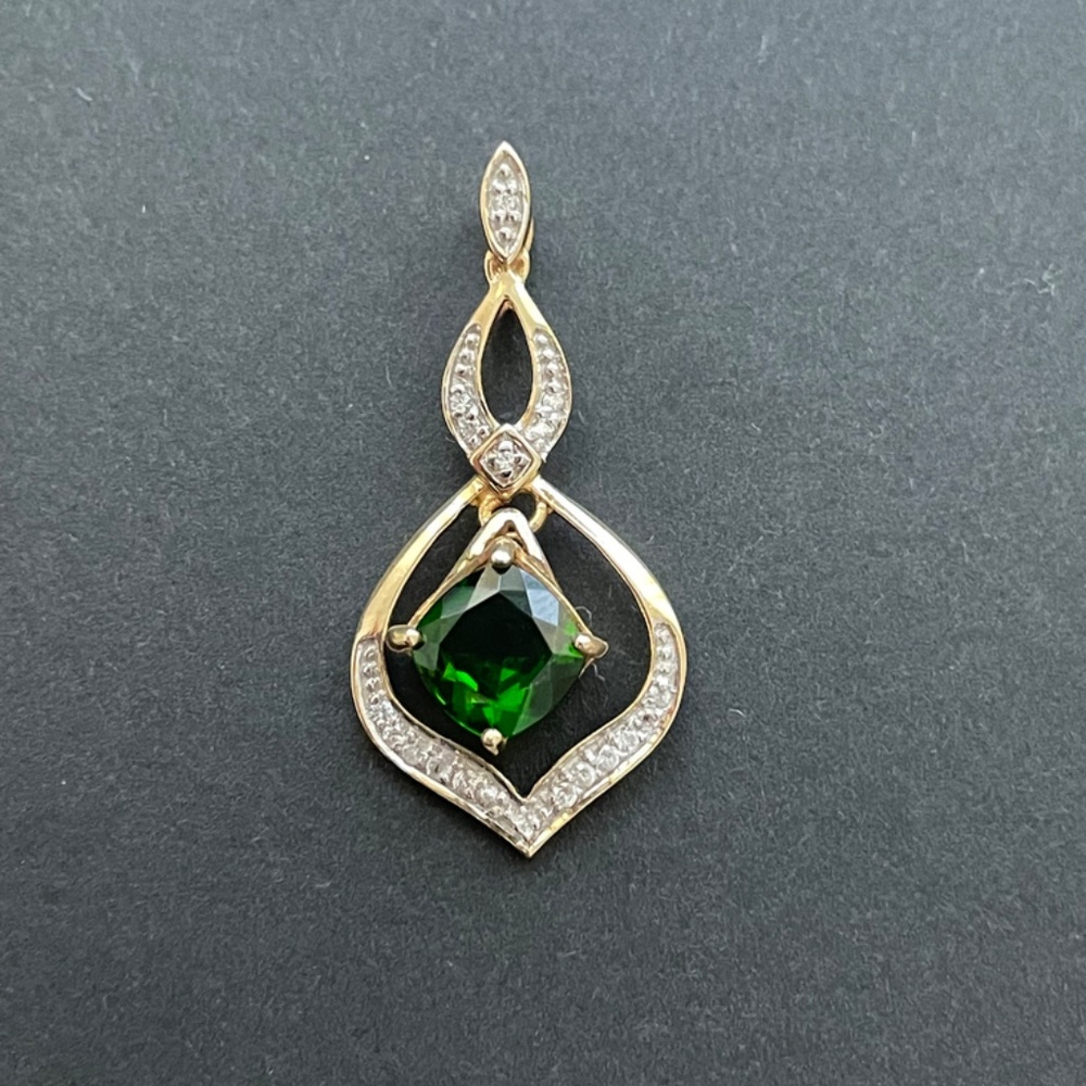 Stunning Vintage 9ct solid Gold sparkling goshenite green diopside pendant